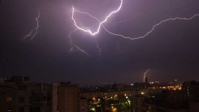 صاعقة رعدية تحرق جسد فتاة عراقية بالكامل