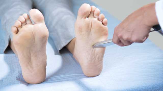 أعراض مرض الاعتلال العصبي الوراثي وعلاجه
