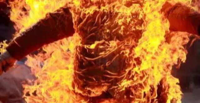 مصر.. أب يسكب البنزين على ابنته ويشعل النار بجسدها بسبب الشك