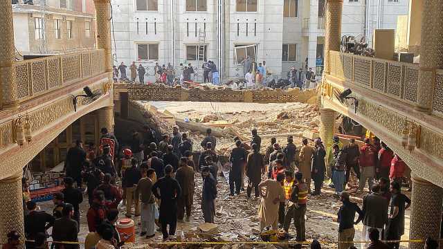 مقتل وإصابة العشرات بتفجير في مسجد شمال غربي باكستان