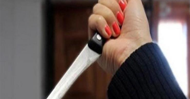 طعنت والدها بالسكين حتى الموت.. جريمة لـمختلة عقلياً تهز جنوب العراق