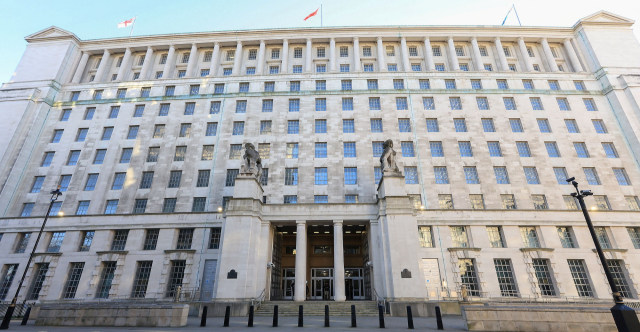 بكيس قمامة.. بريطانيا تحقق بالعثور على وثائق عسكرية سرية مرمية في الشارع