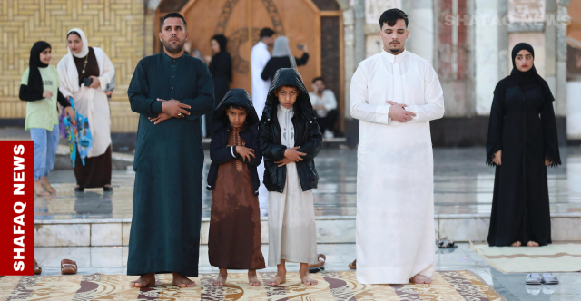 صلاة تحت المطر.. بغداديون يحيون شعائرهم في مرقد الشيخ الكيلاني (صور)