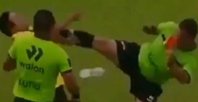 بعيداً عن البطاقات.. حكم يستخدم ركلة قاضية بمباراة في كأس بيرو (فيديو)