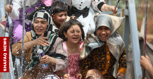 مشهد يعود بالذاكرة إلى الماضي.. احتفاء بدائي بالعيد لأطفال قرية بابلية (صور)