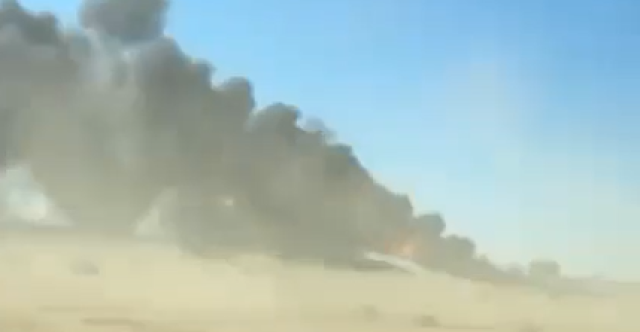 احتراق صهريج وقود ينشر سحب دخان كثيفة غربي العراق.. فيديو