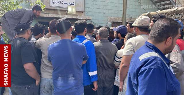 البصرة.. موظفو الأسمدة يتظاهرون احتجاجاً على إحالة معملهم للاستثمار (صور)