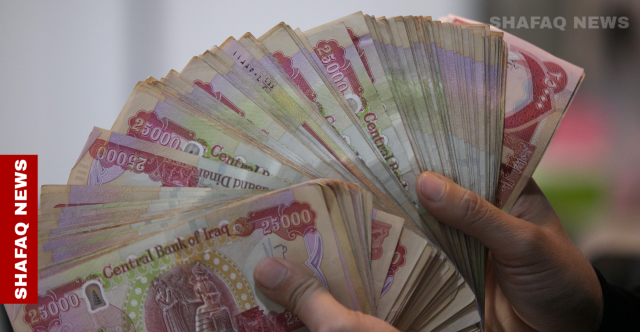 الدينار ينتعش والدولار يتراجع.. مستشار حكومي يكشف الأسباب