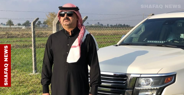 بين المدرسة والساتر.. معلم عراقي يبصر بالقلم والبندقية (صور)