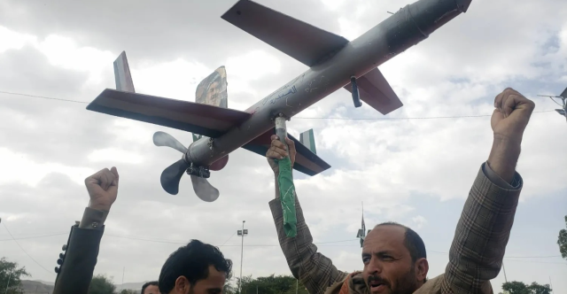 هجوم بالمسّيرات.. الحوثي يستهدف فينسون وإسرائيل