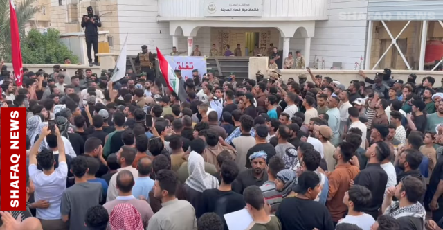 البصرة.. متظاهرون غاضبون يغلقون قائممقامية قضاء المدينة
