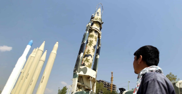 الحوثيون يطلقون صاروخاً تجاه إسرائيل ويسقط في السعودية