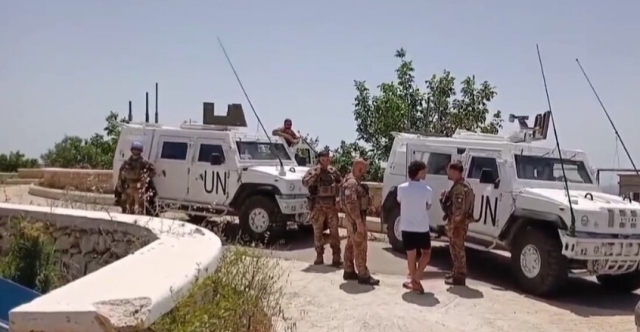 لبنان.. أهالي بلدة جنوبية يحتجزون قوة من اليونيفيل