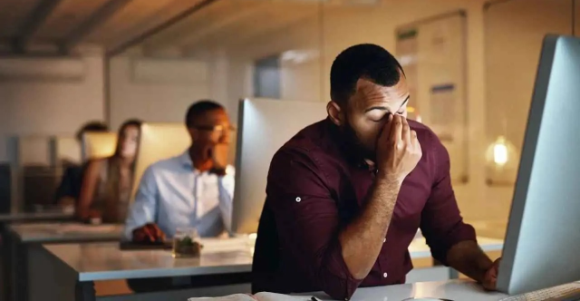 أشبه بالتدخين.. دراسة تكشف مخاطر عادة يومية لكثيرين