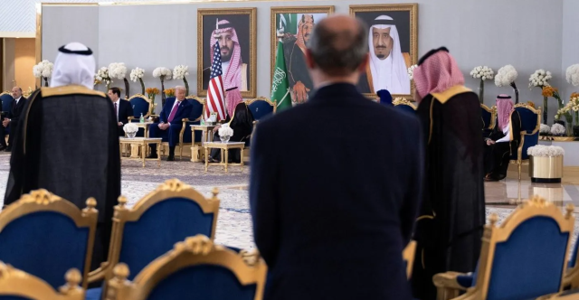 بوساطة بن سلمان.. ترامب يقرر رفع العقوبات عن سوريا