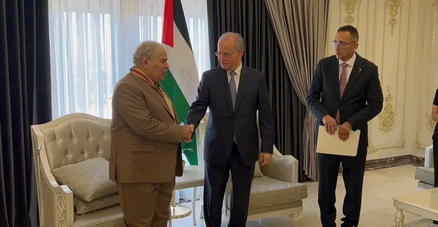 الرئيس الفلسطيني يمنح الفنان محمد حسين عبد الرحيم وسام التألق