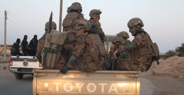 تزامناً مع وصول الحشد الشعبي.. وحدات عسكرية سورية تتجه صوب الحدود العراقية (صور)