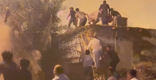 حريق ضخم يلتهم بستاناً في النجف ليلاً.. فيديو
