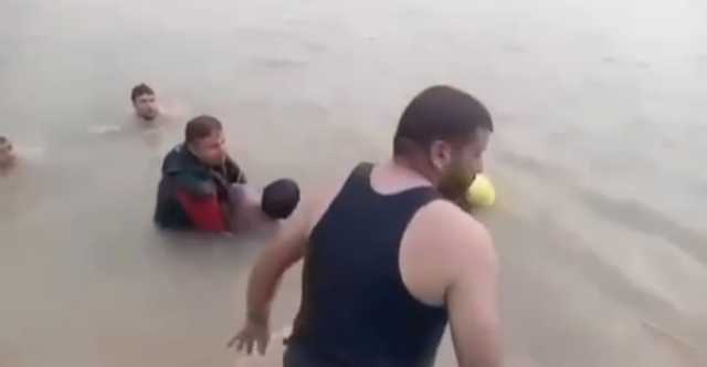 كركوك.. غرق شاب بنهر وإصابة موظفين بانقلاب سيارة حكومية قرب داقوق (فيديو)