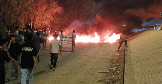 الديوانية.. أهالي عفك يقطعون الطريق الرابط بالمحافظات الجنوبية للمطالبة بالكهرباء