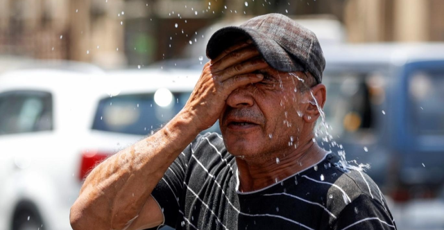 بسبب الحرارة والكهرباء.. موظفو العراق يطالبون بتقليص ساعات الدوام الرسمي
