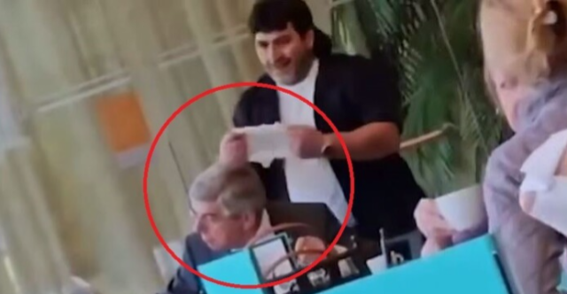 موقف مسيء.. وضع حفاضة على رأس رئيس الأولمبية الدولية (فيديو)