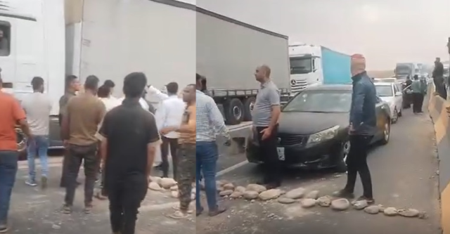 سائقو شاحنات يقطعون طريق دهوك – الموصل احتجاجاً على إيقاف الترسيم الكمركي (فيديو)