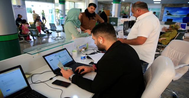 إجازة السنوات الخمس بالعراق.. حلم لتحسين الدخل وكابوس يزاحم العاطلين
