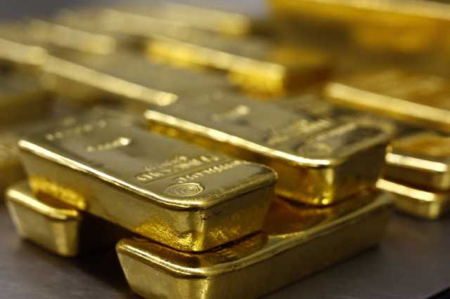 الذهب يتراجع عالمياً وسط آمال اتفاق تجاري بين الصين وأمريكا