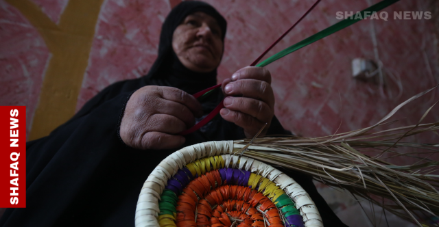الگدر والطاسة .. أنامل نسوية تنسج من النخيل قطعا فلكلورية
