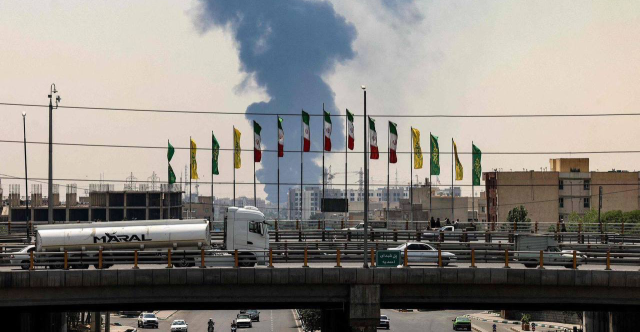 انفجارات عنيفة تهز طهران وأنباء عن استهداف مقر الوكالة النووية الإيرانية