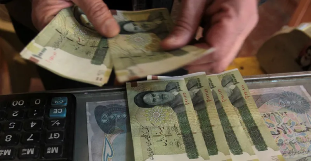 إيران من الداخل.. التومان يفقد 13.6% من قيمته أمام الدولار