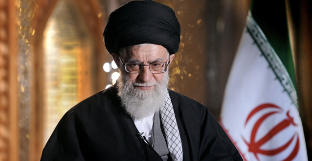 خامنئي يلوّح: قادرون على ضرب المواقع الأمريكية الحيوية في المنطقة