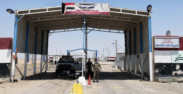 أجور خيالية لنقل العائدين من دول الجوار..  شهادات مؤلمة لعراقيين يشكون فوضى المنافذ