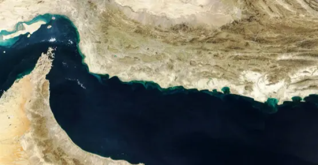 البرلمان الإيراني يوافق على إغلاق مضيق هرمز