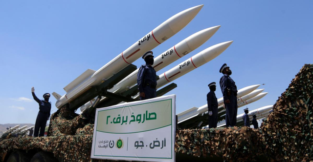 حصري.. الحوثيون يعلنون انهيار الهدنة مع ترامب ويستأنفون استهداف السفن الأمريكية