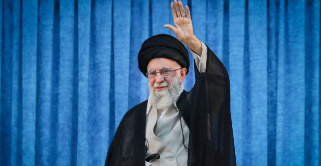 قلق إيراني ودعوات من محبيه.. غياب خامنئي يثير التكهنات