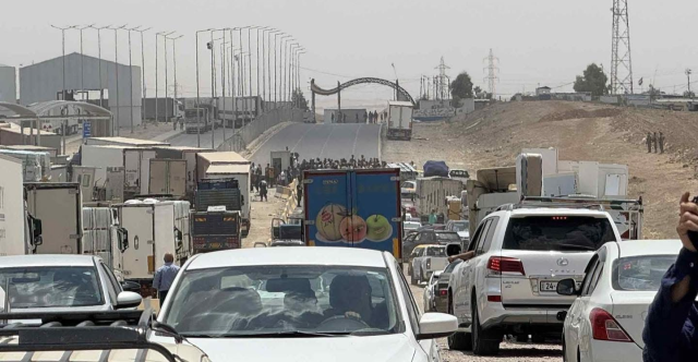 سائقو الشاحنات يغلقون سيطرة سد الموصل احتجاجاً على الترسيم الجمركي
