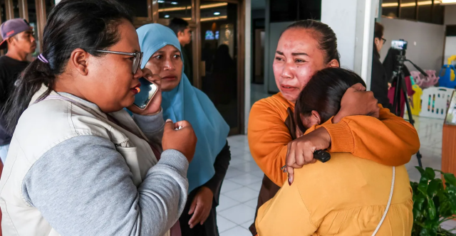 مقتل 4 أشخاص وفقدان العشرات في حادث غرق عبّارة بإندونيسيا