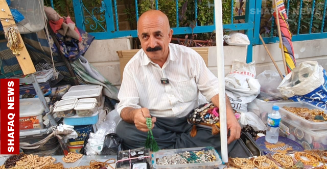 رائحة الجبل في يده.. كاك جبار يصنع مسبحات نادرة بالسليمانية (صور)