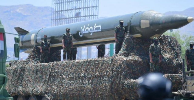بـ11 صاروخاً ومسيرة.. الحوثيون يعلنون استهداف مواقع حساسة في إسرائيل