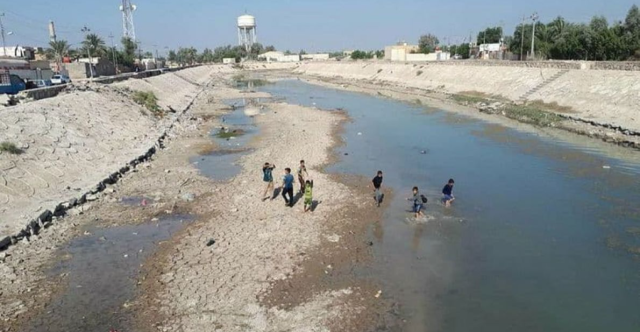 أهالي قرية في بابل يتظاهرون احتجاجاً على جفاف نهرهم وهلاك مزارعهم