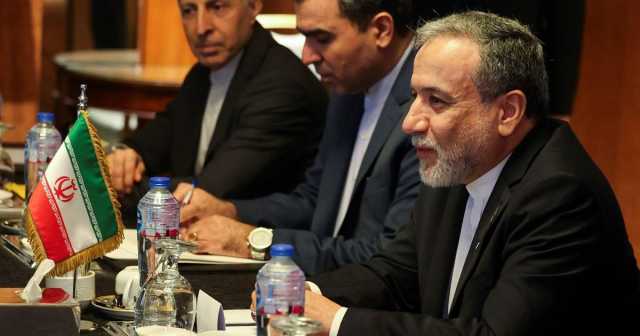 إيران تكشف تفاصيل اجتماعها مع الترويكا الأوروبية في إسطنبول