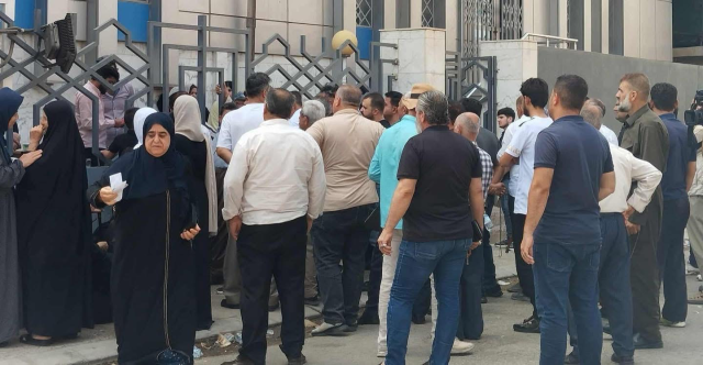 بعد 85 يوماً.. موظفو كوردستان يتسلّمون راتباً واحداً وسط مخاوف عودة الأزمة