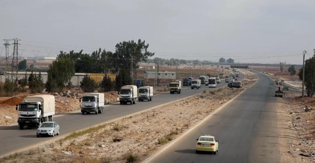 قافلة للهلال الأحمر تعبر جسر إزرع نحو السويداء