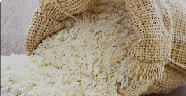 بالآلاف من الدولارات.. أغلى كيس رز في تاريخ كركوك يعود لصاحبه بعد شرائه صدفة
