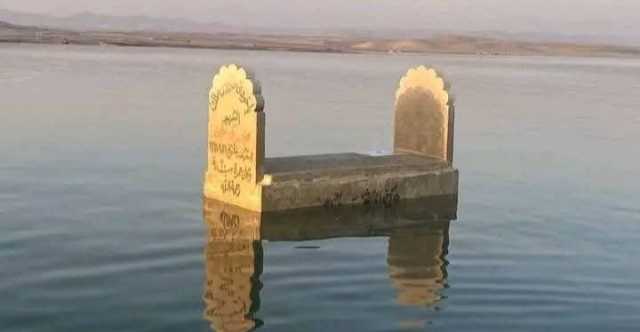 شواهد الماء.. بحيرة سد الموصل تكشف عن مقبرة إيزيدية (صور)