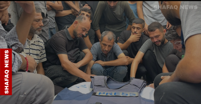 صحفيون يستنشقون الموت.. كاميرا وقلم بمهمة انتحارية في غزة (صور)
