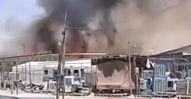 إنقاذ محال مفروشات وسجاد من حريق أعشاب في الموصل.. فيديو