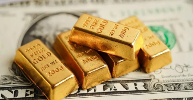الذهب يتراجع من أعلى مستوى في أسبوعين مع صعود الدولار
